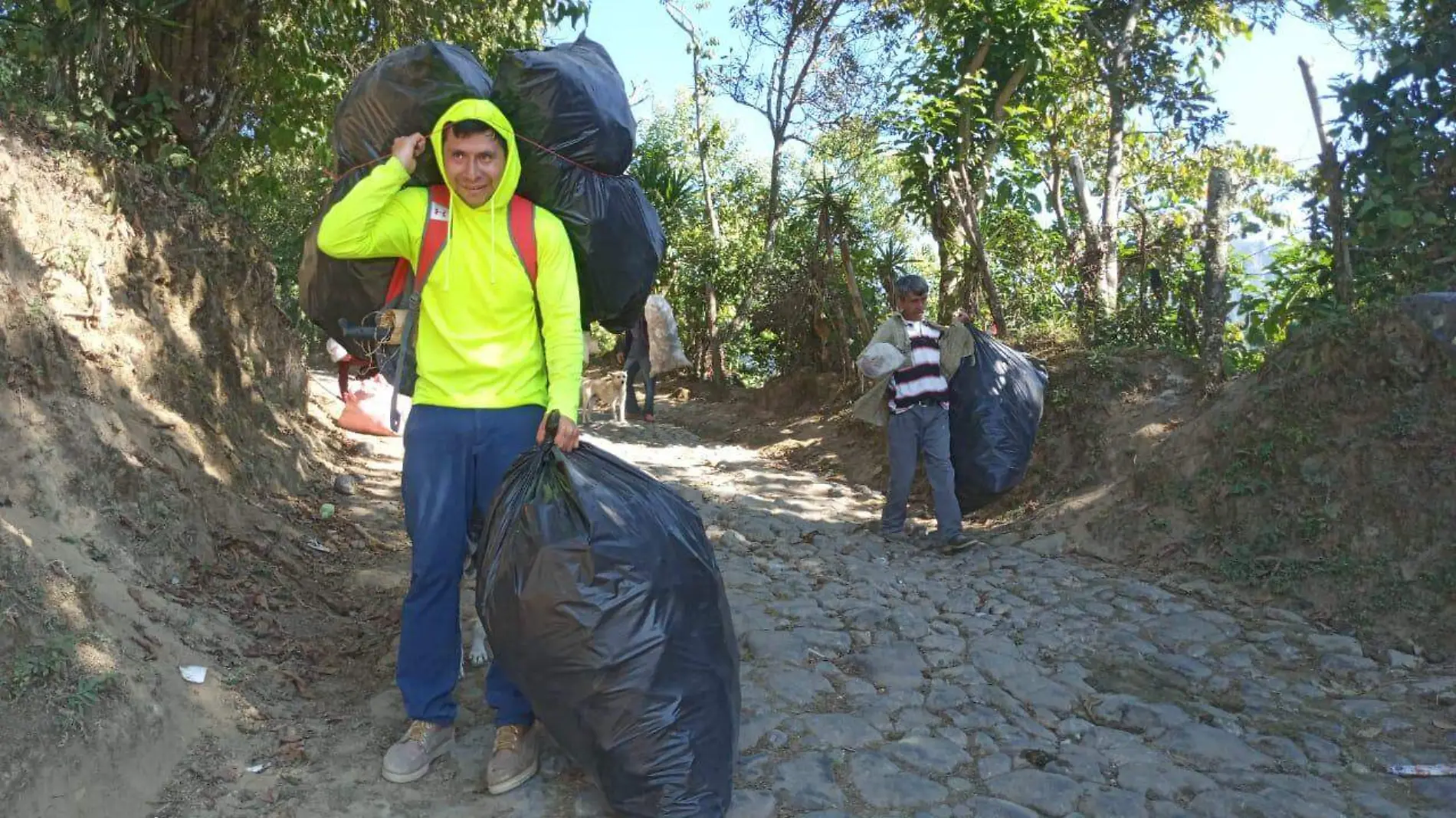 personas cargando basura